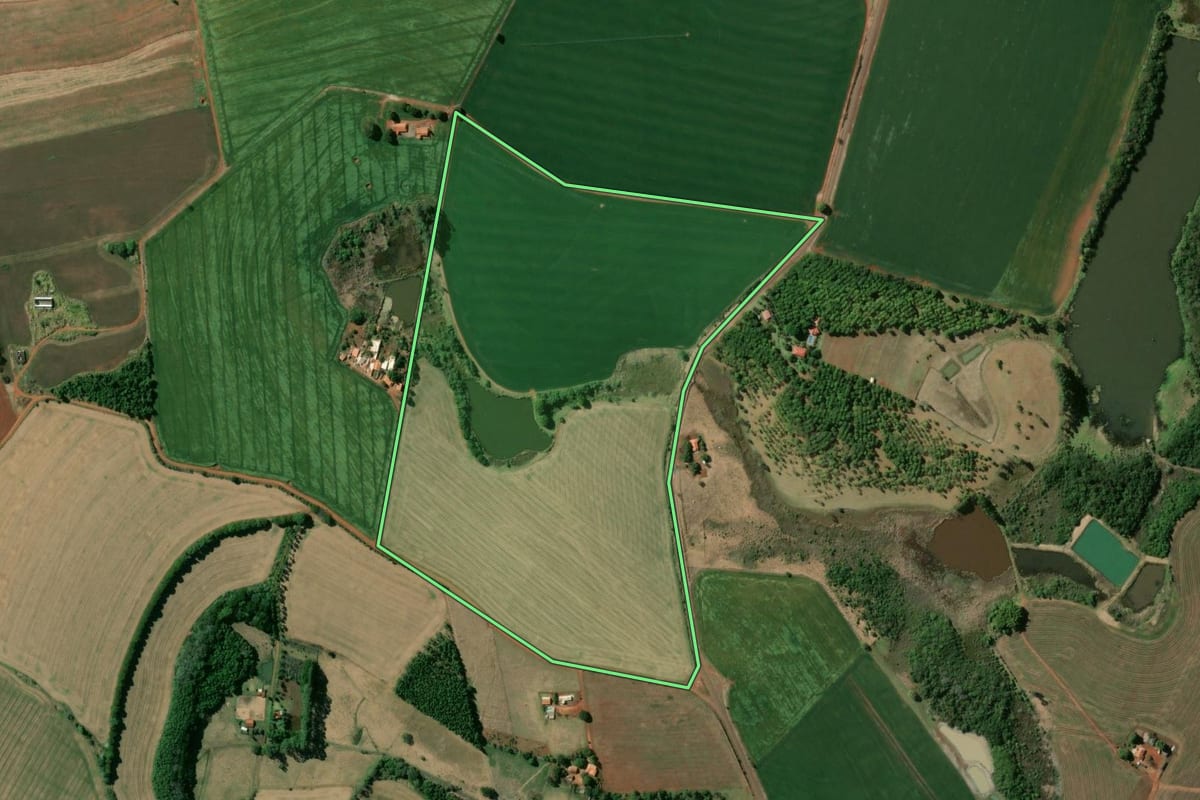 Imagem de satélite do imóvel rural em Taquarituba (SP), com o contorno declarado no CAR desenhado por cima.