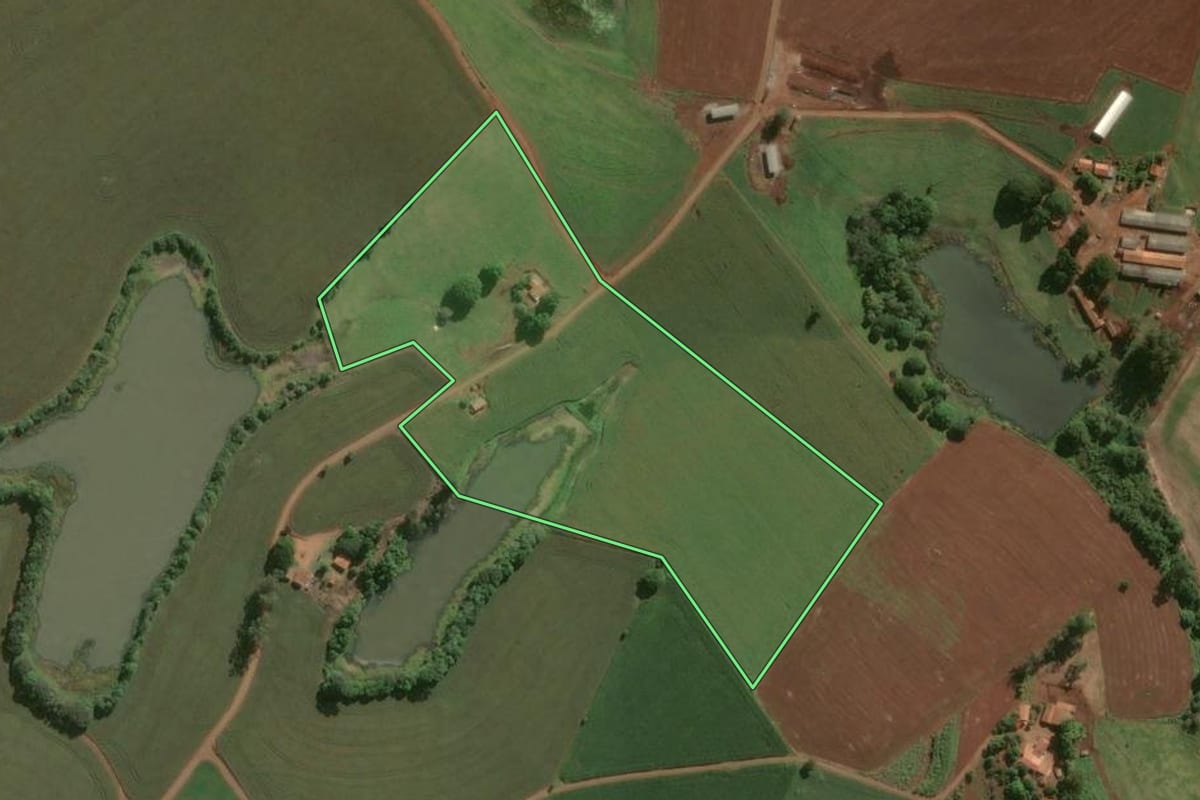 Imagem de satélite do imóvel rural em Taquarituba (SP), com o contorno declarado no CAR desenhado por cima.