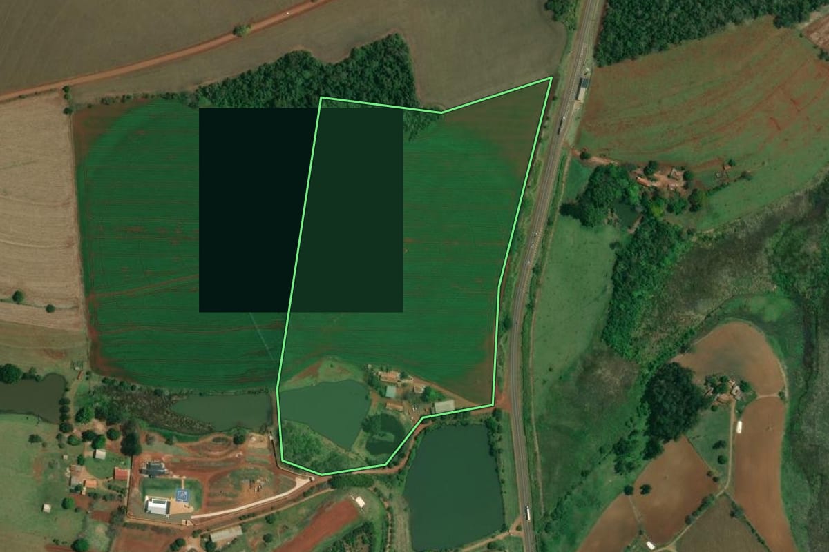 Imagem de satélite do imóvel rural em Taquarituba (SP), com o contorno declarado no CAR desenhado por cima.