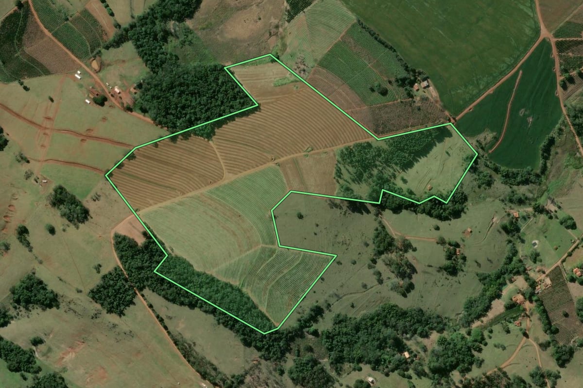 Imagem de satélite do imóvel rural em Taquarituba (SP), com o contorno declarado no CAR desenhado por cima.