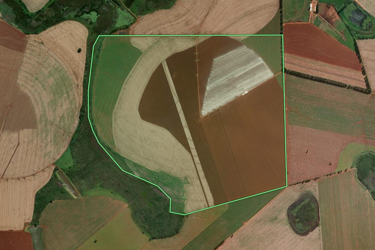 Imagem de satélite do imóvel rural em Taquarituba (SP), com o contorno declarado no CAR desenhado por cima.