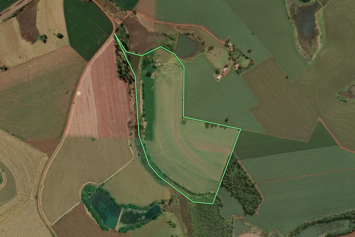 Imagem de satélite do imóvel rural em Taquarituba (SP), com o contorno declarado no CAR desenhado por cima.