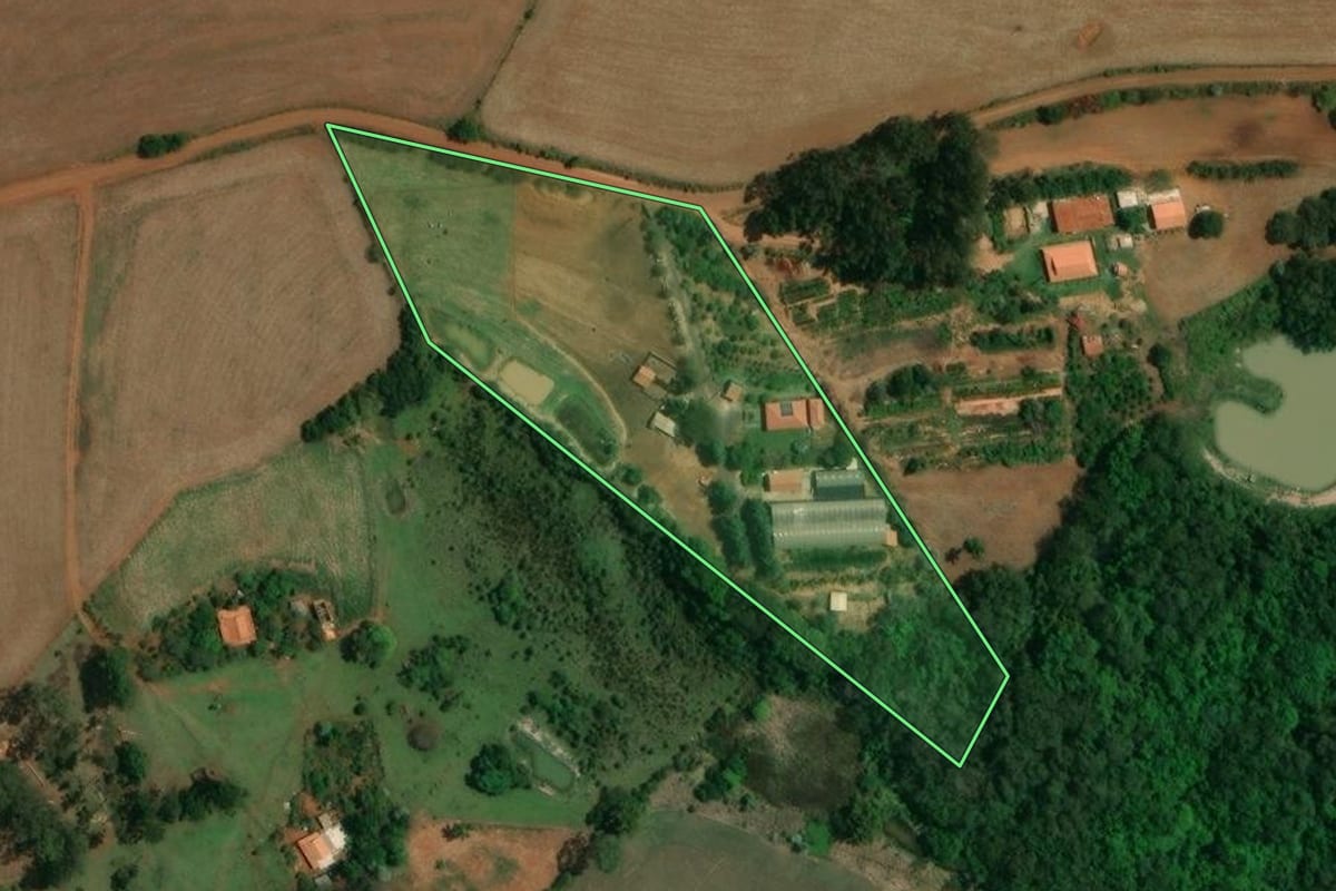 Imagem de satélite do imóvel rural em Taquarituba (SP), com o contorno declarado no CAR desenhado por cima.