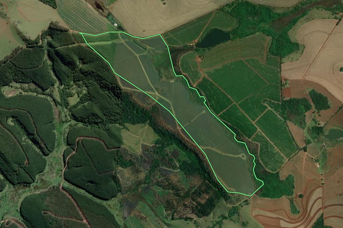 Imagem de satélite do imóvel rural em Taquarituba (SP), com o contorno declarado no CAR desenhado por cima.
