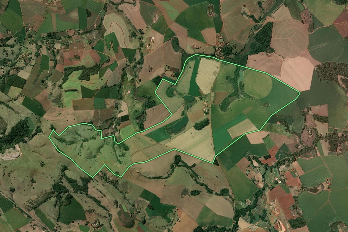Imagem de satélite do imóvel rural em Taquarituba (SP), com o contorno declarado no CAR desenhado por cima.