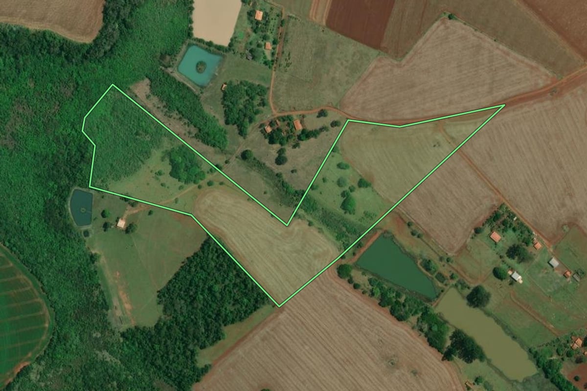 Imagem de satélite do imóvel rural em Taquarituba (SP), com o contorno declarado no CAR desenhado por cima.