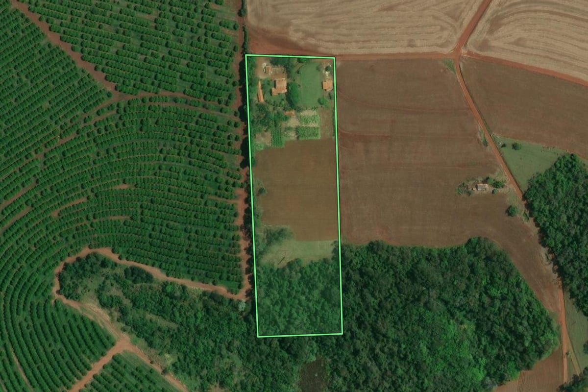 Imagem de satélite do imóvel rural em Taquarituba (SP), com o contorno declarado no CAR desenhado por cima.