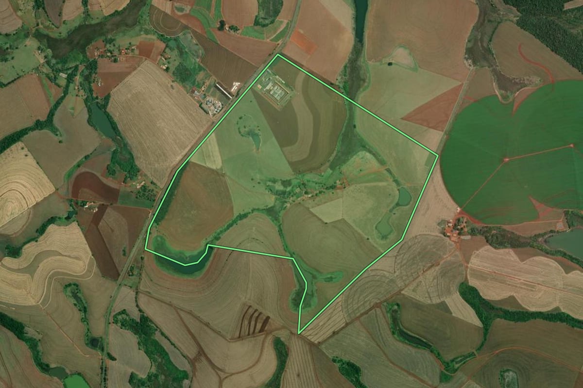 Imagem de satélite do imóvel rural em Taquarituba (SP), com o contorno declarado no CAR desenhado por cima.