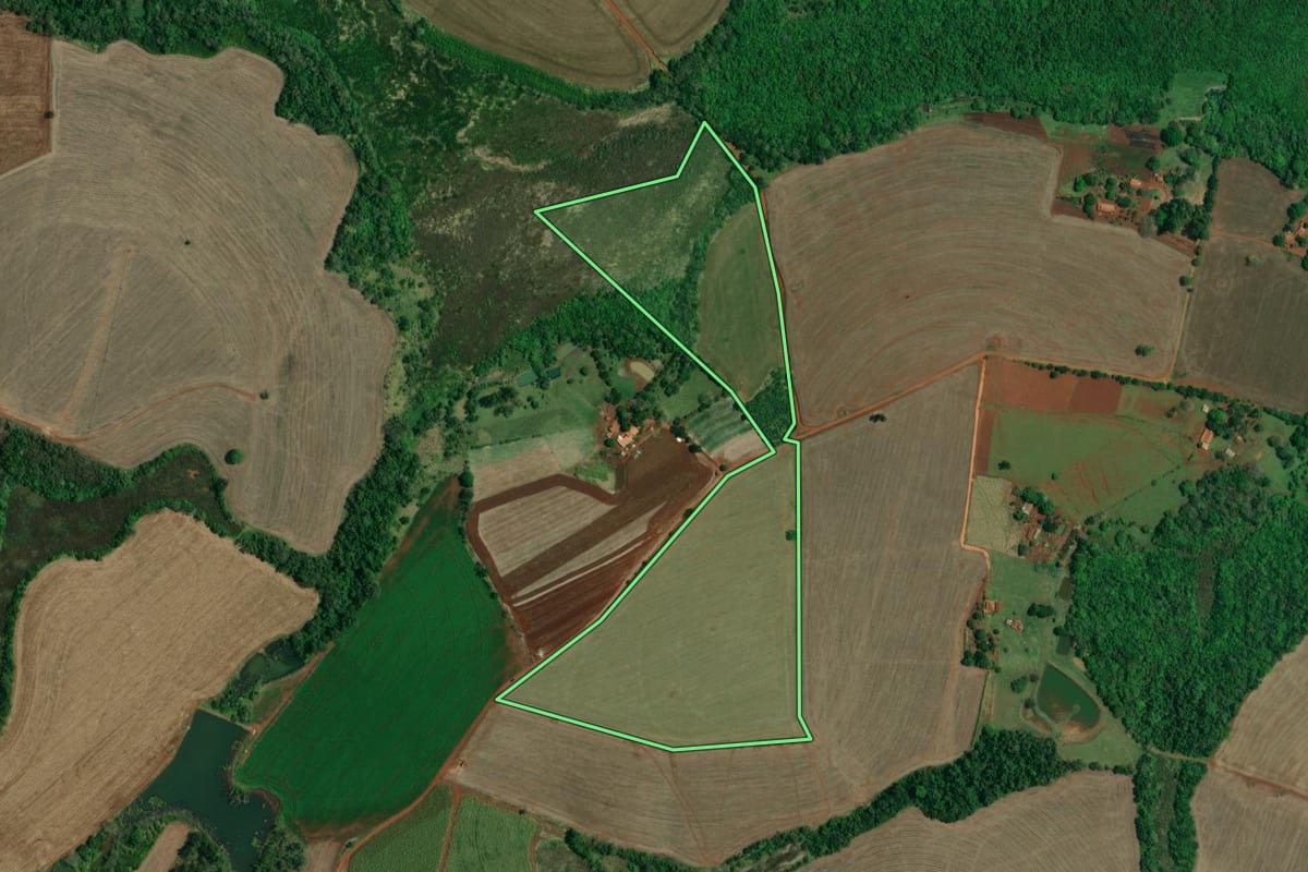 Imagem de satélite do imóvel rural em Taquarituba (SP), com o contorno declarado no CAR desenhado por cima.