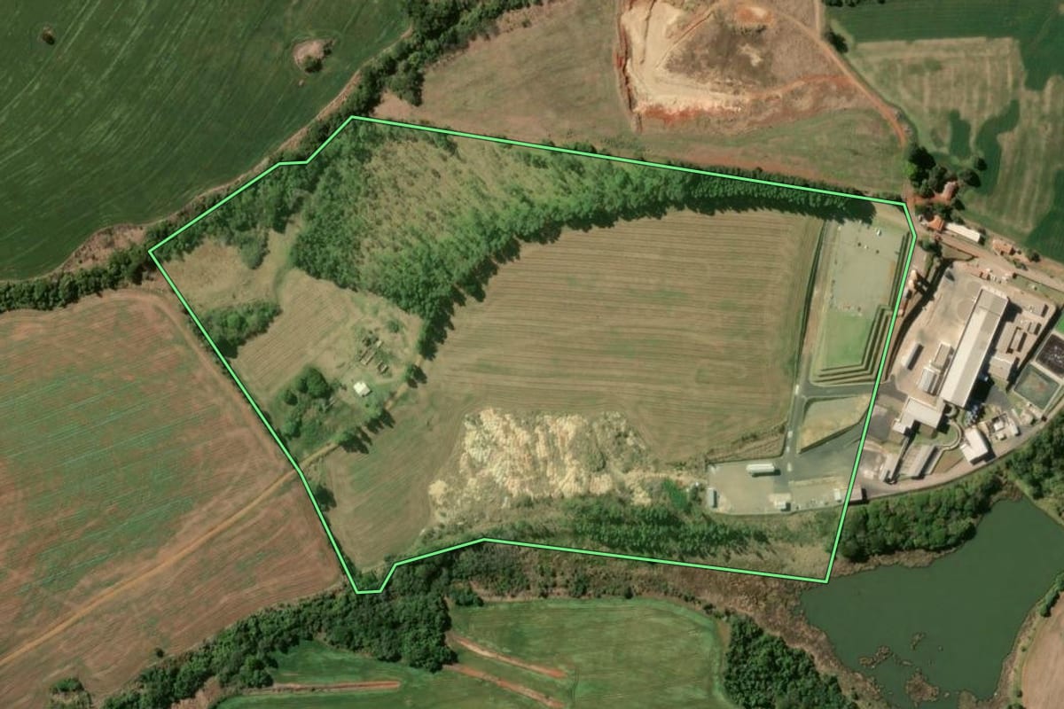 Imagem de satélite do imóvel rural em Taquarituba (SP), com o contorno declarado no CAR desenhado por cima.