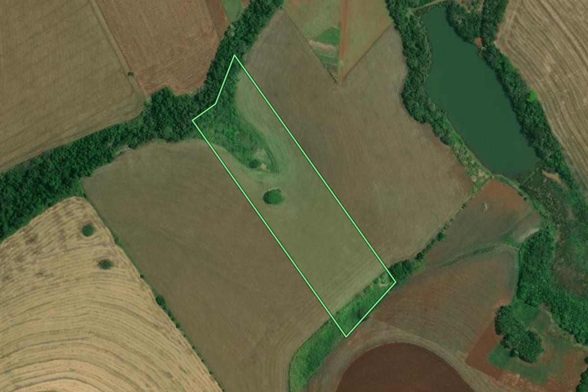 Imagem de satélite do imóvel rural em Taquarituba (SP), com o contorno declarado no CAR desenhado por cima.