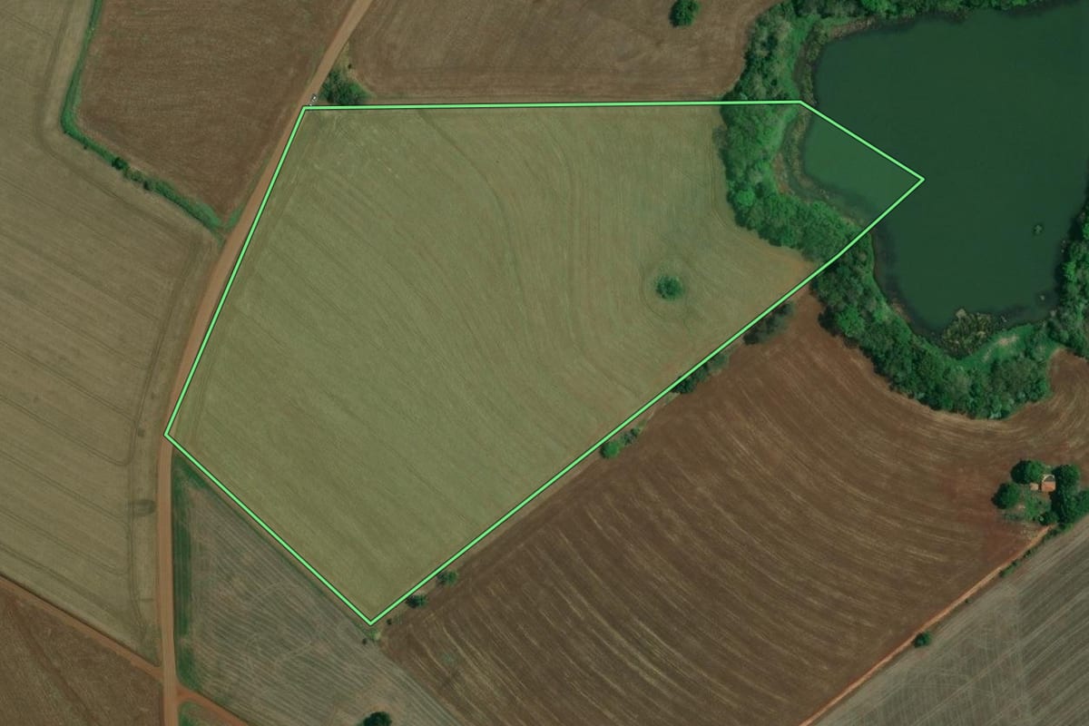 Imagem de satélite do imóvel rural em Taquarituba (SP), com o contorno declarado no CAR desenhado por cima.