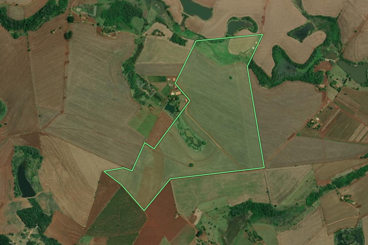 Imagem de satélite do imóvel rural em Taquarituba (SP), com o contorno declarado no CAR desenhado por cima.