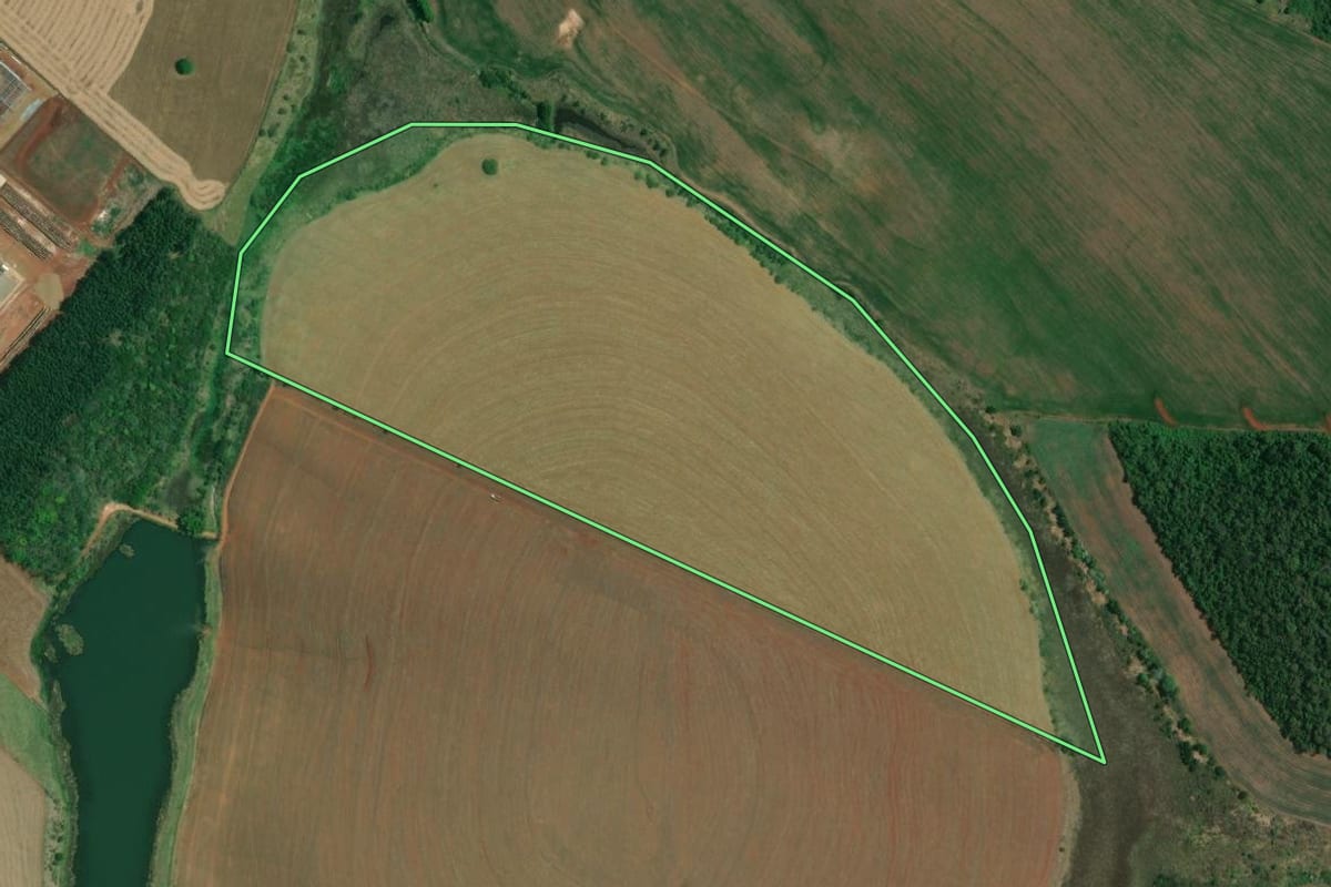 Imagem de satélite do imóvel rural em Taquarituba (SP), com o contorno declarado no CAR desenhado por cima.