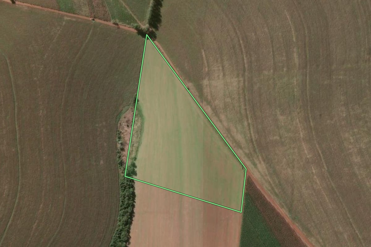 Imagem de satélite do imóvel rural em Taquarituba (SP), com o contorno declarado no CAR desenhado por cima.