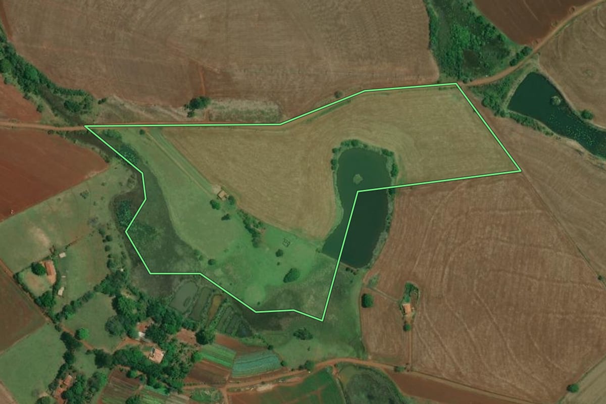 Imagem de satélite do imóvel rural em Taquarituba (SP), com o contorno declarado no CAR desenhado por cima.