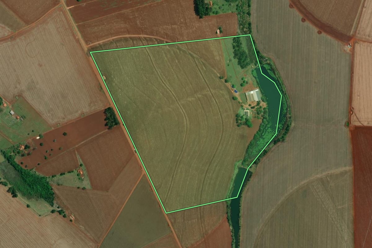 Imagem de satélite do imóvel rural em Taquarituba (SP), com o contorno declarado no CAR desenhado por cima.