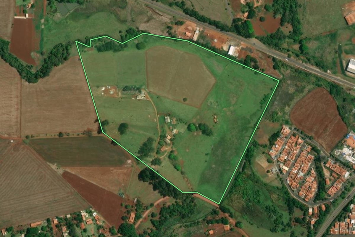 Imagem de satélite do imóvel rural em Taquarituba (SP), com o contorno declarado no CAR desenhado por cima.
