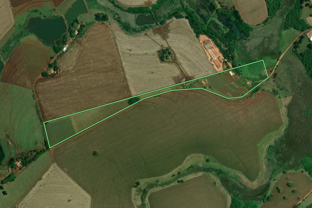 Imagem de satélite do imóvel rural em Taquarituba (SP), com o contorno declarado no CAR desenhado por cima.