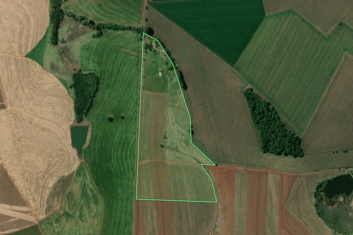 Imagem de satélite do imóvel rural em Taquarituba (SP), com o contorno declarado no CAR desenhado por cima.