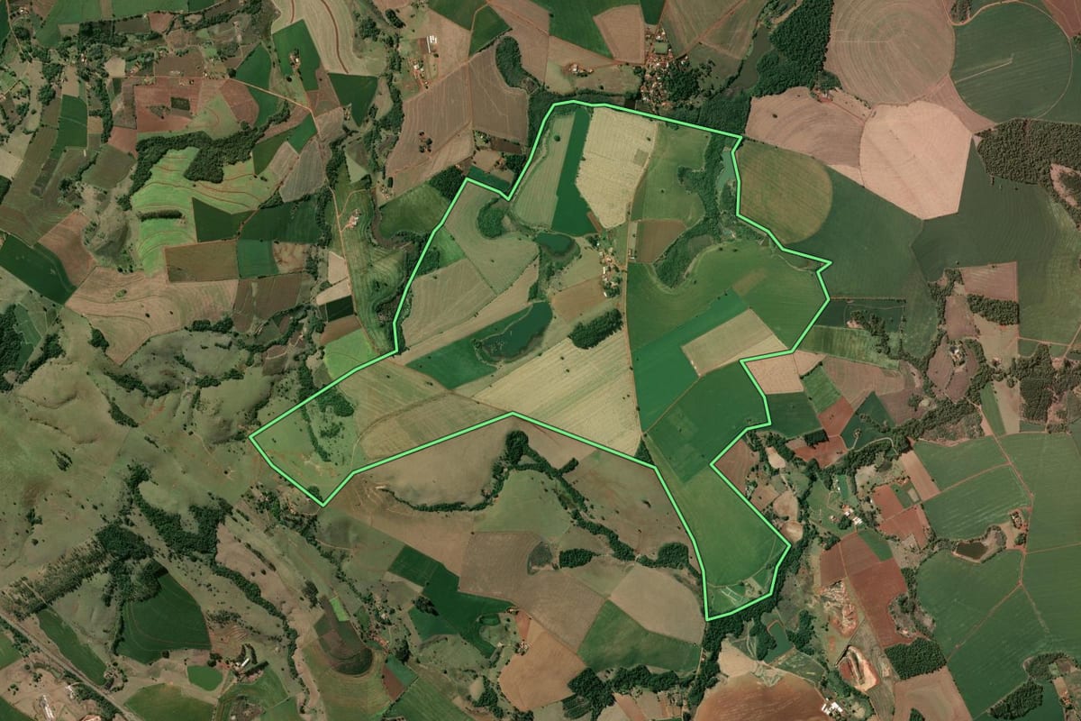 Imagem de satélite do imóvel rural em Taquarituba (SP), com o contorno declarado no CAR desenhado por cima.