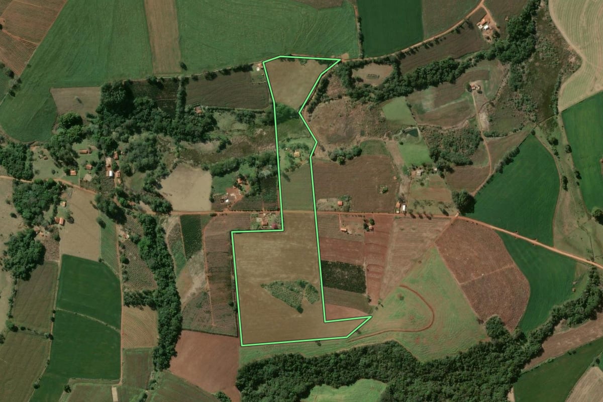 Imagem de satélite do imóvel rural em Taquarituba (SP), com o contorno declarado no CAR desenhado por cima.