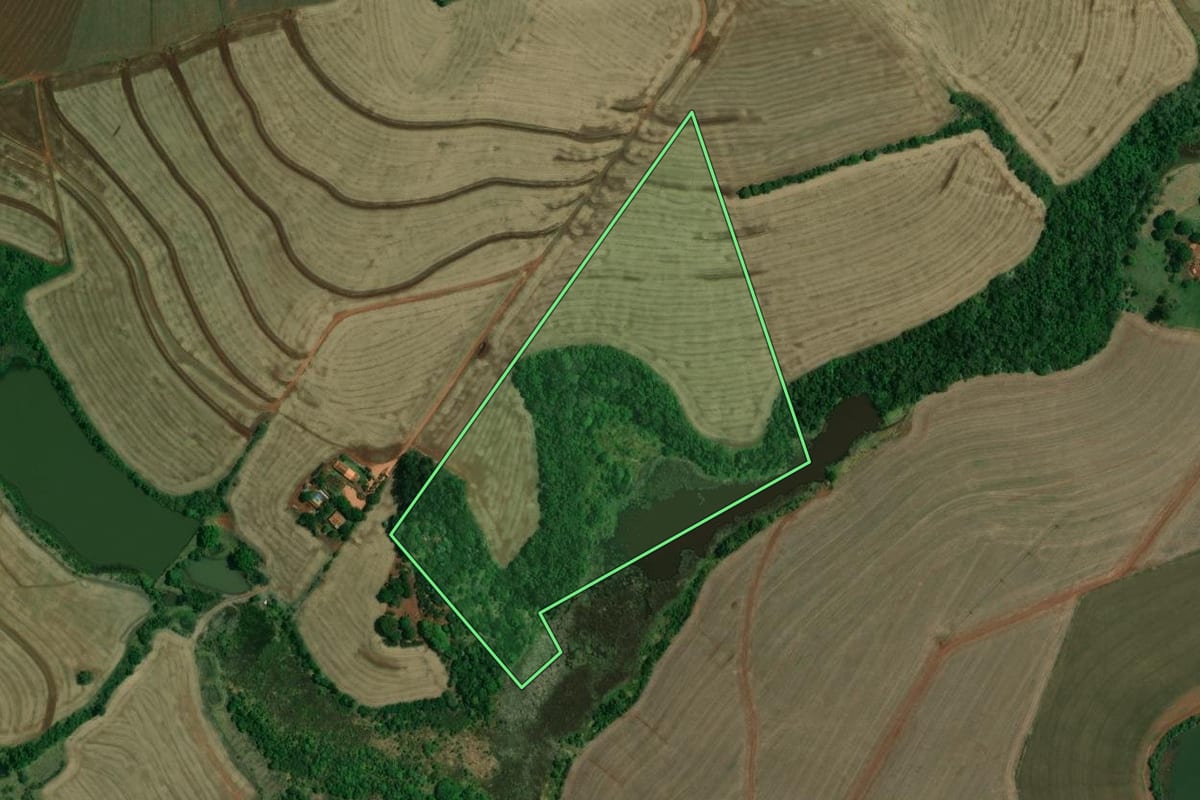 Imagem de satélite do imóvel rural em Taquarituba (SP), com o contorno declarado no CAR desenhado por cima.
