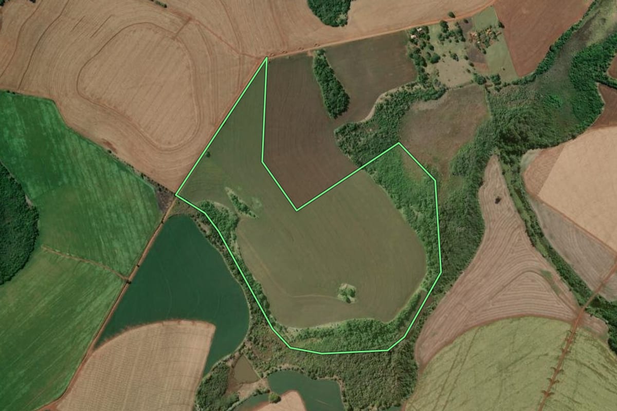 Imagem de satélite do imóvel rural em Taquarituba (SP), com o contorno declarado no CAR desenhado por cima.