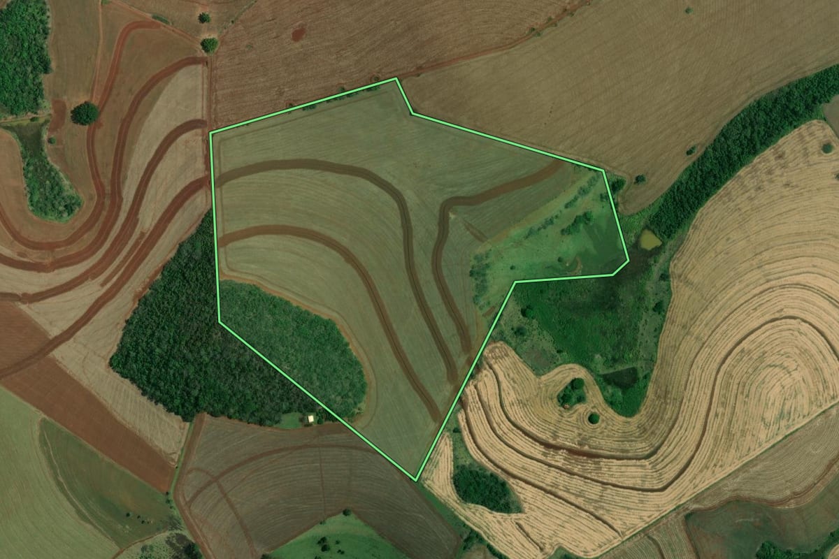 Imagem de satélite do imóvel rural em Taquarituba (SP), com o contorno declarado no CAR desenhado por cima.