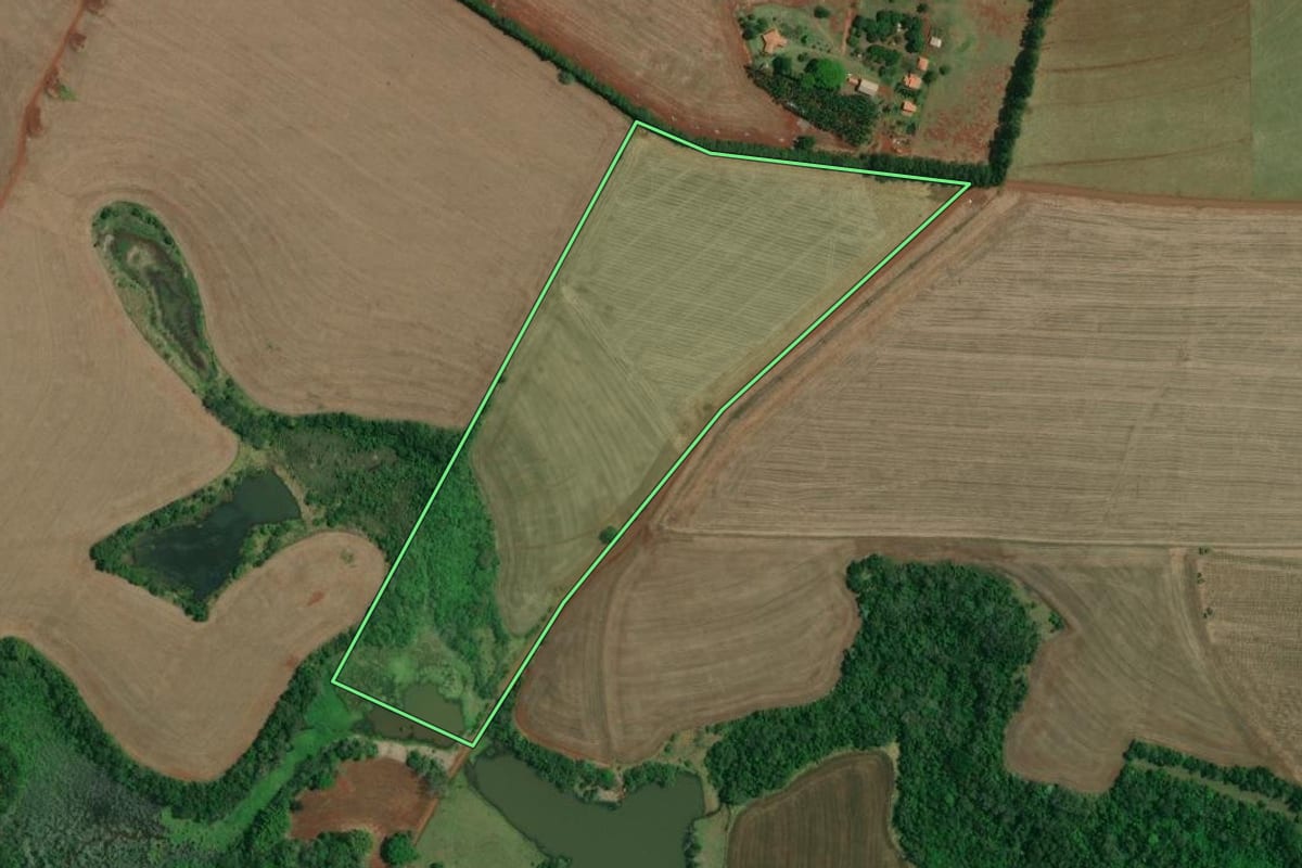 Imagem de satélite do imóvel rural em Taquarituba (SP), com o contorno declarado no CAR desenhado por cima.