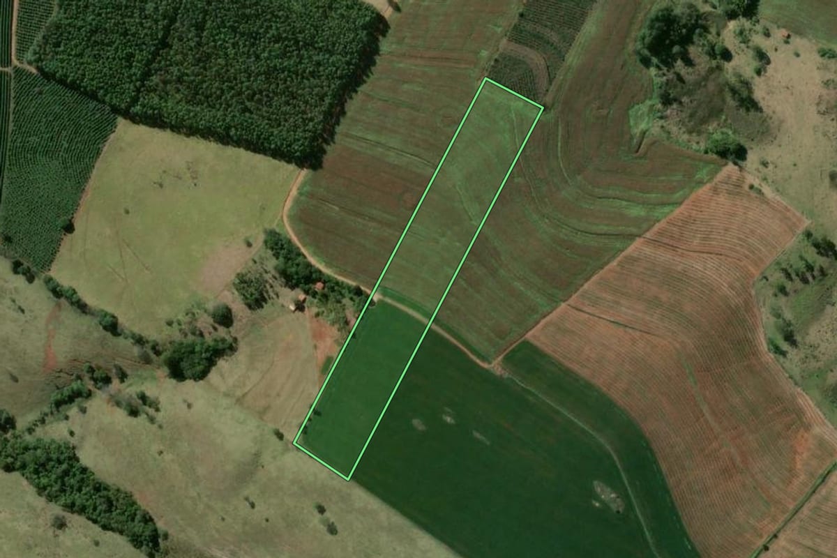Imagem de satélite do imóvel rural em Taquarituba (SP), com o contorno declarado no CAR desenhado por cima.