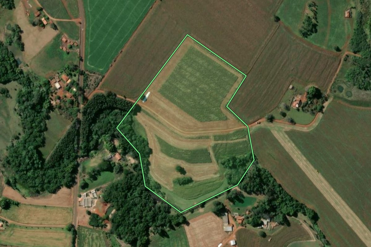 Imagem de satélite do imóvel rural em Taquarituba (SP), com o contorno declarado no CAR desenhado por cima.
