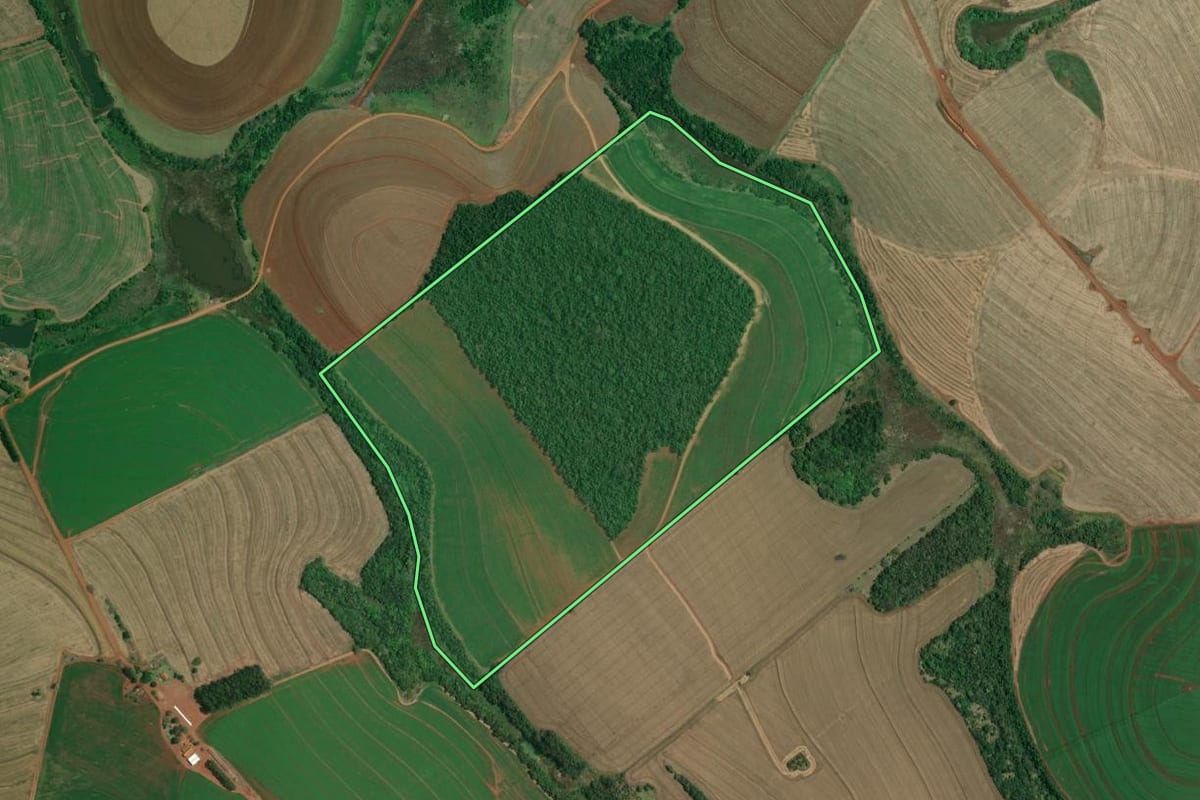 Imagem de satélite do imóvel rural em Taquarituba (SP), com o contorno declarado no CAR desenhado por cima.