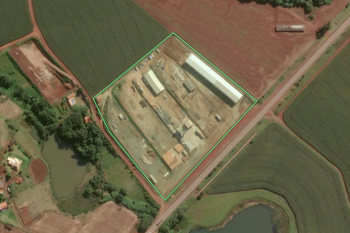 Imagem de satélite do imóvel rural em Taquarituba (SP), com o contorno declarado no CAR desenhado por cima.