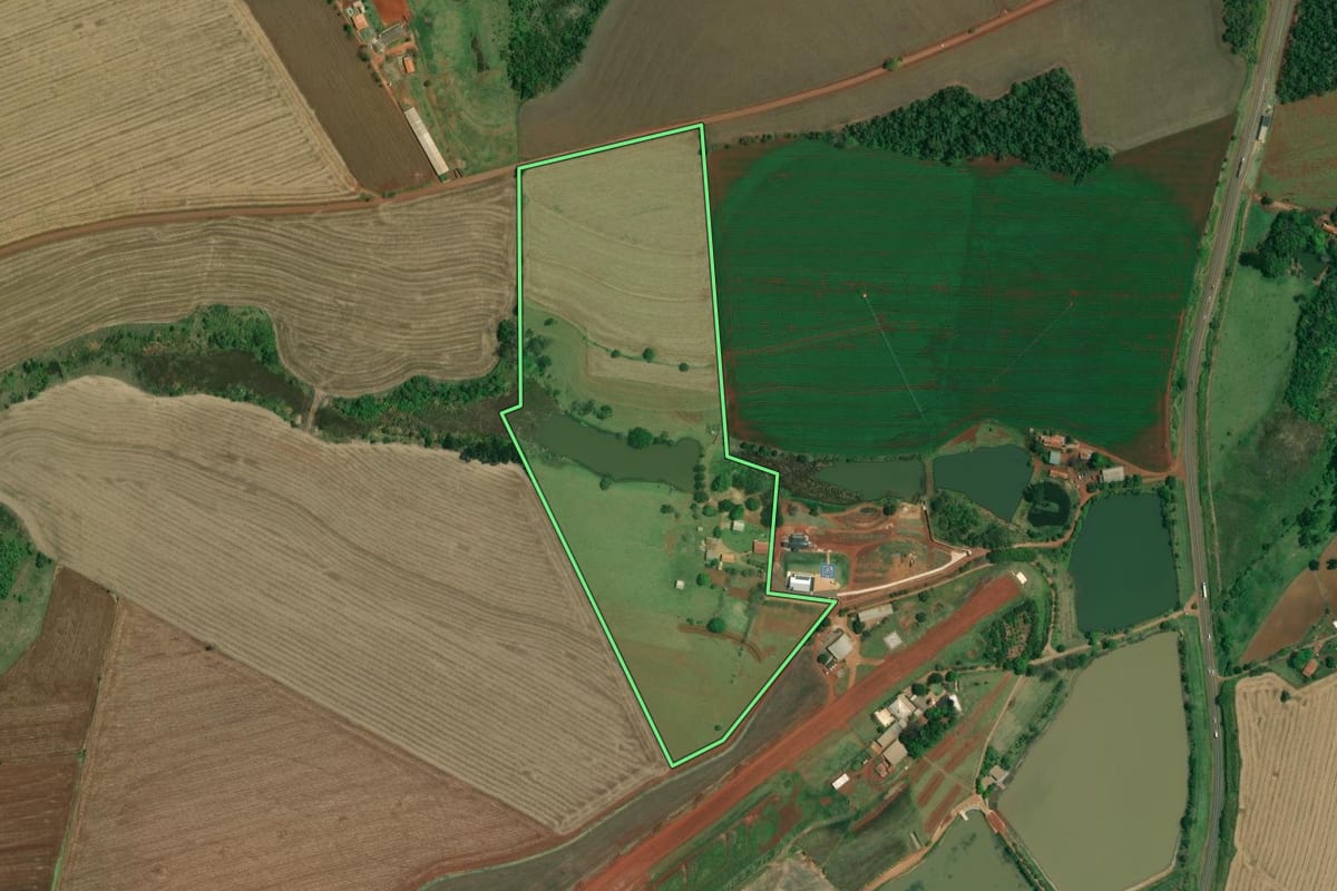 Imagem de satélite do imóvel rural em Taquarituba (SP), com o contorno declarado no CAR desenhado por cima.