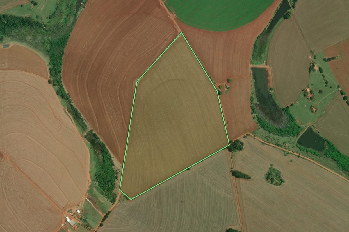 Imagem de satélite do imóvel rural em Taquarituba (SP), com o contorno declarado no CAR desenhado por cima.