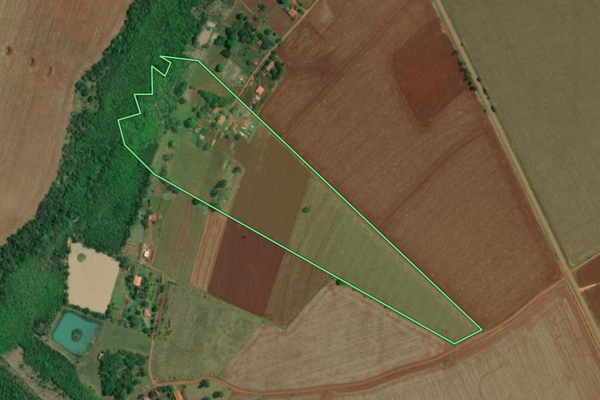 Imagem de satélite do imóvel rural em Taquarituba (SP), com o contorno declarado no CAR desenhado por cima.