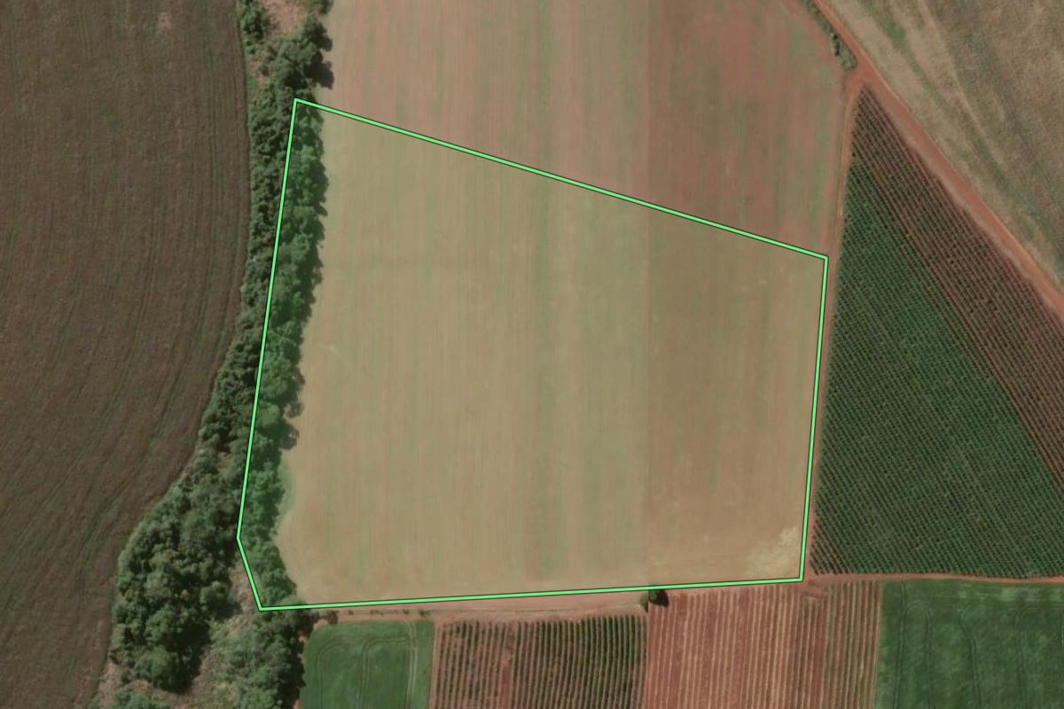 Imagem de satélite do imóvel rural em Taquarituba (SP), com o contorno declarado no CAR desenhado por cima.