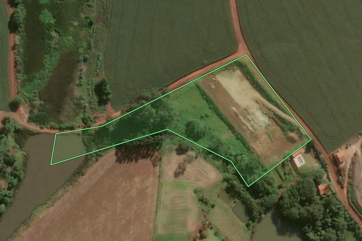Imagem de satélite do imóvel rural em Taquarituba (SP), com o contorno declarado no CAR desenhado por cima.