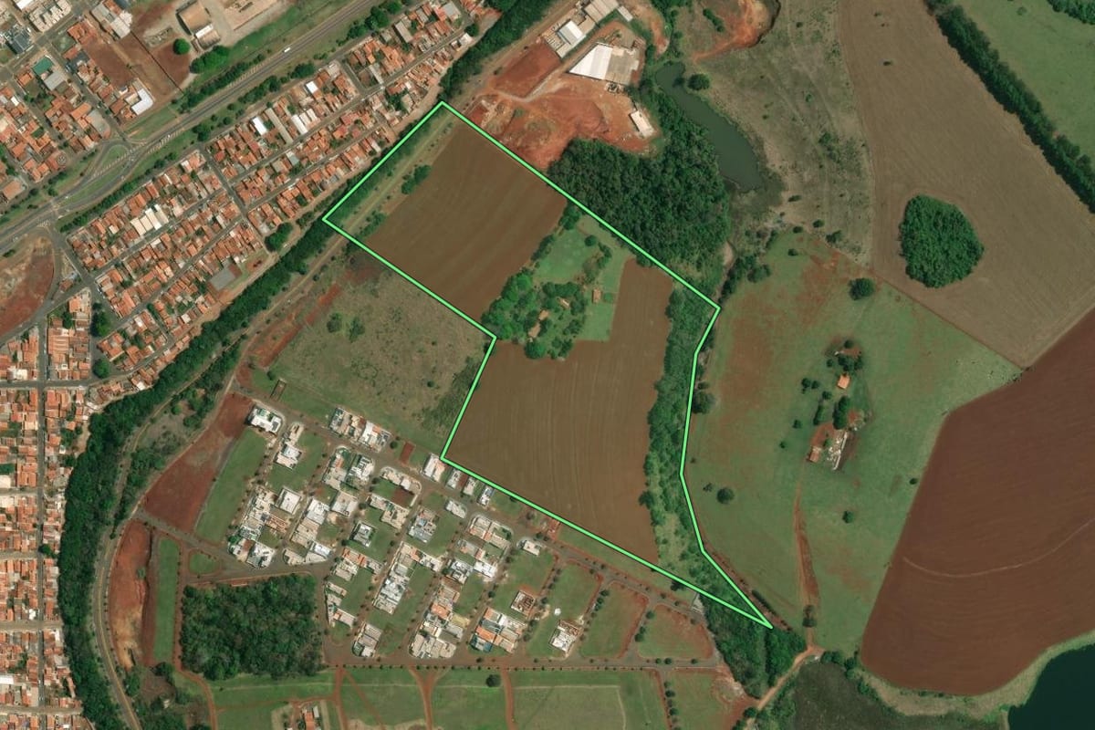 Imagem de satélite do imóvel rural em Taquarituba (SP), com o contorno declarado no CAR desenhado por cima.