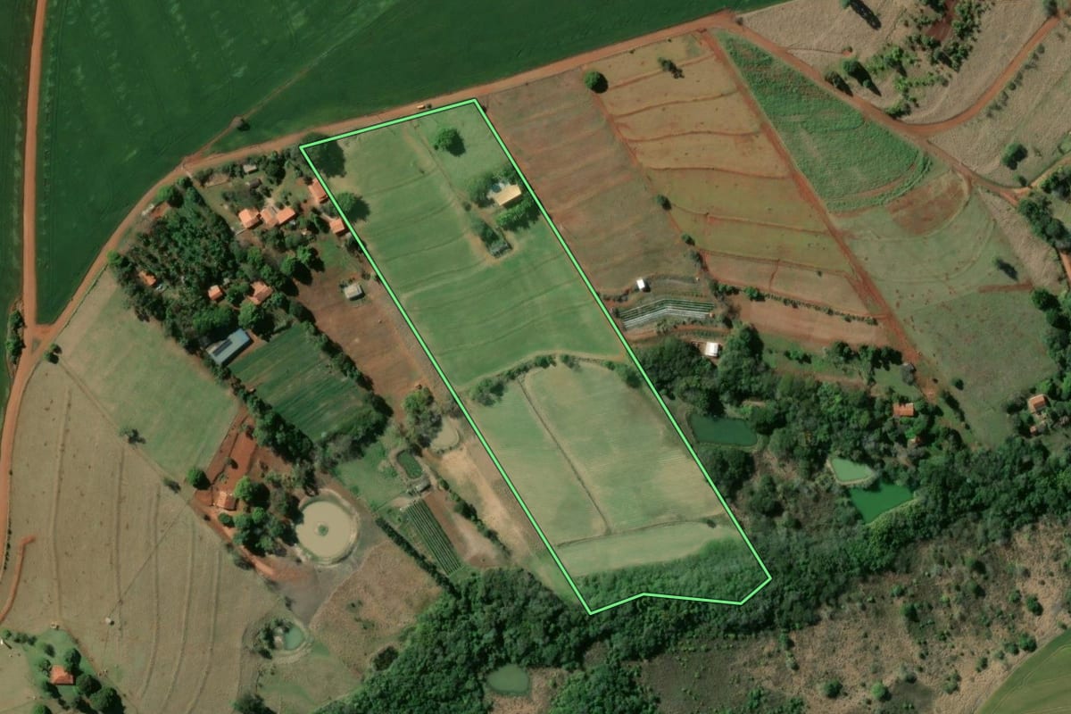 Imagem de satélite do imóvel rural em Taquarituba (SP), com o contorno declarado no CAR desenhado por cima.