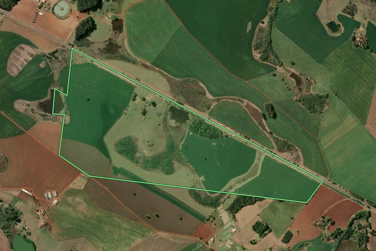 Imagem de satélite do imóvel rural em Taquarituba (SP), com o contorno declarado no CAR desenhado por cima.