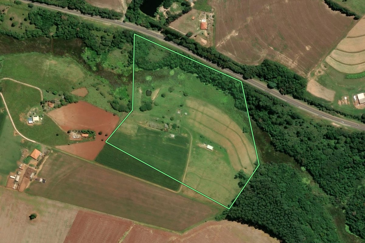 Imagem de satélite do imóvel rural em Taquarivaí (SP), com o contorno declarado no CAR desenhado por cima.