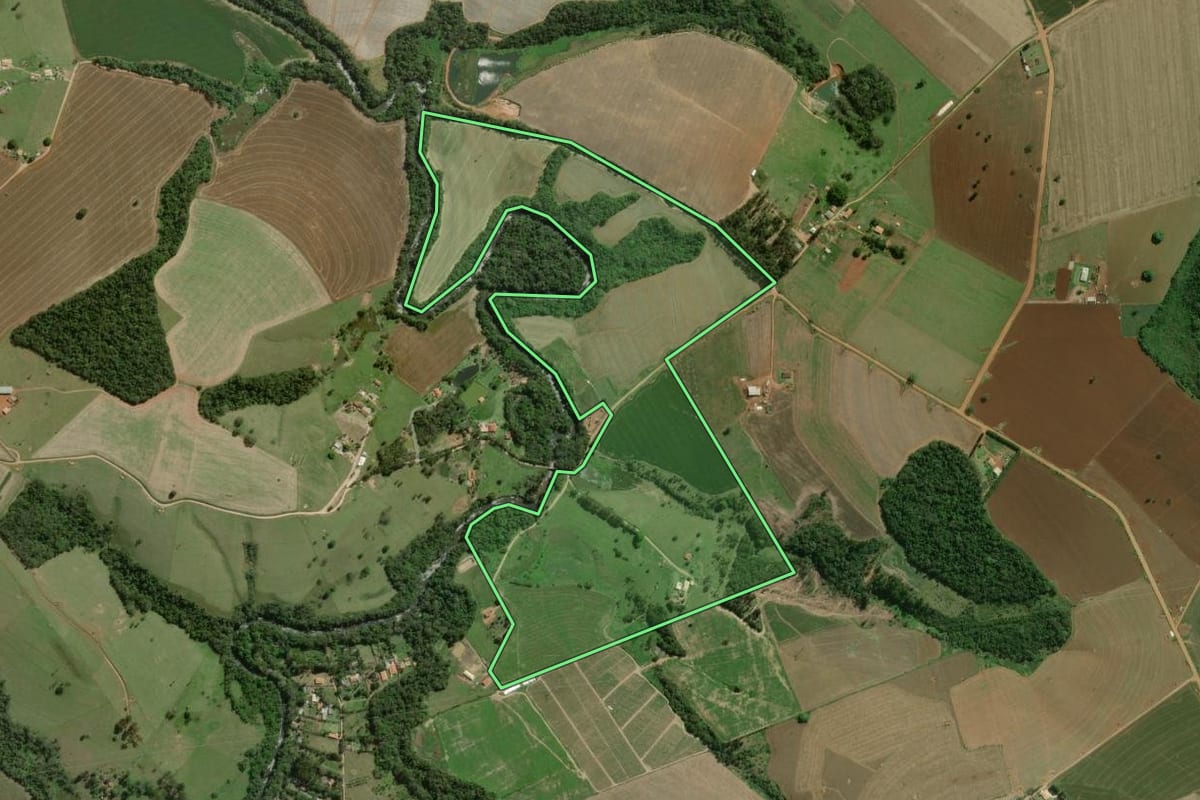 Imagem de satélite do imóvel rural em Taquarivaí (SP), com o contorno declarado no CAR desenhado por cima.