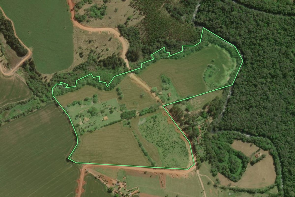 Imagem de satélite do imóvel rural em Taquarivaí (SP), com o contorno declarado no CAR desenhado por cima.
