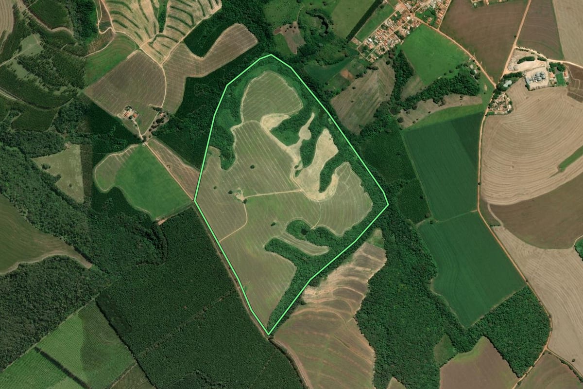 Imagem de satélite do imóvel rural em Taquarivaí (SP), com o contorno declarado no CAR desenhado por cima.