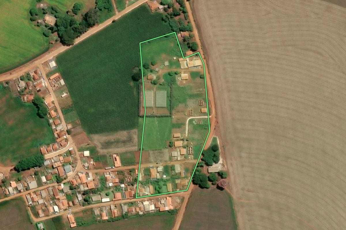 Imagem de satélite do imóvel rural em Taquarivaí (SP), com o contorno declarado no CAR desenhado por cima.
