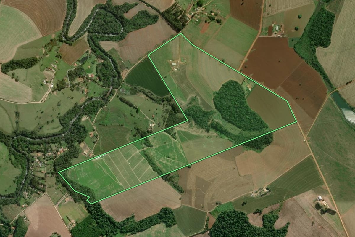 Imagem de satélite do imóvel rural em Taquarivaí (SP), com o contorno declarado no CAR desenhado por cima.