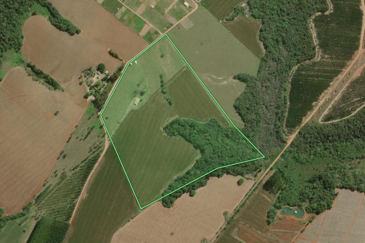 Imagem de satélite do imóvel rural em Taquarivaí (SP), com o contorno declarado no CAR desenhado por cima.