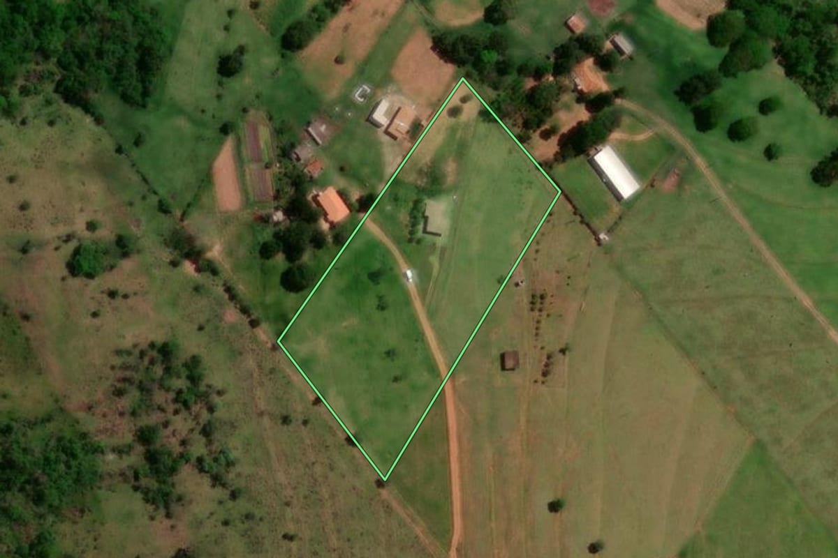 Imagem de satélite do imóvel rural em Tarabai (SP), com o contorno declarado no CAR desenhado por cima.